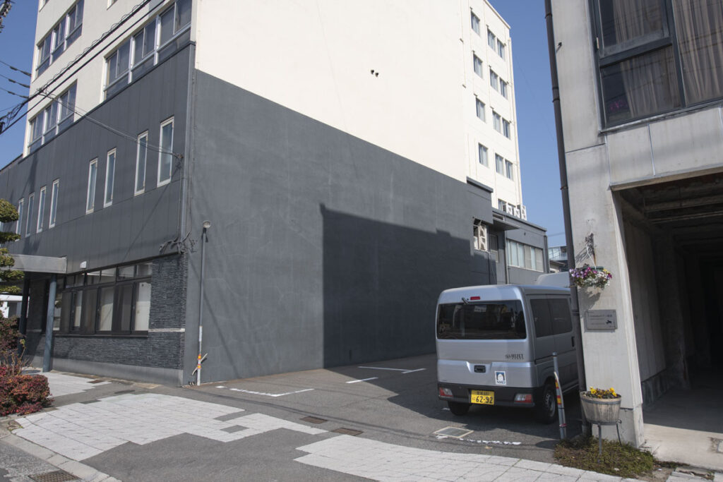 駐車場正面横入口2