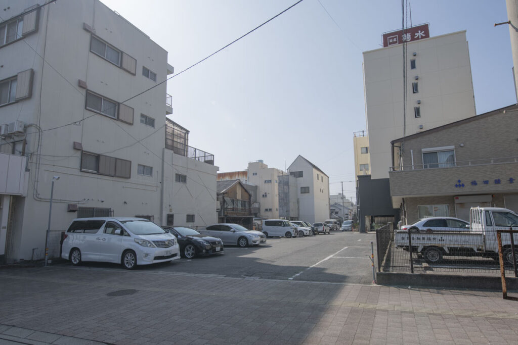 ホテル裏駐車場入口1