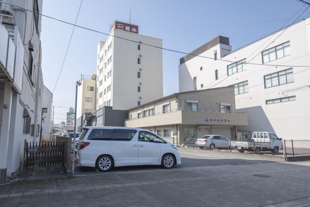 ホテル裏駐車場入口2